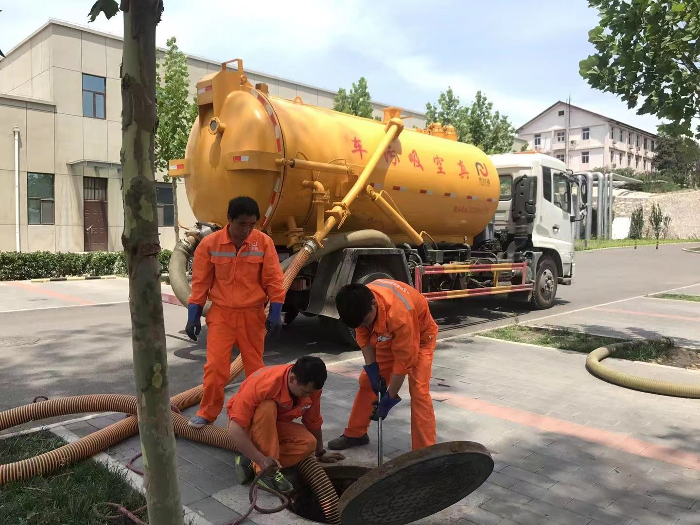 淇县管道疏通车停在窨井附近