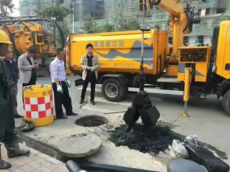 淇县街道：网格员化身“清道夫”，为民解忧疏通“堵心”化粪池