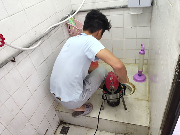 淇县肥皂掉到马桶里把马桶堵住了怎么办？马桶堵住了怎么办